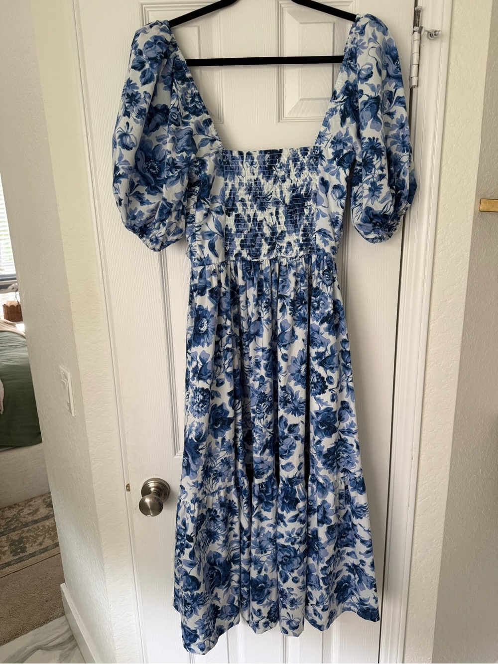 Abercrombie & Fitch Blue and White Floral Puff-Sleeve Midi Dress - Picture 3 of 3